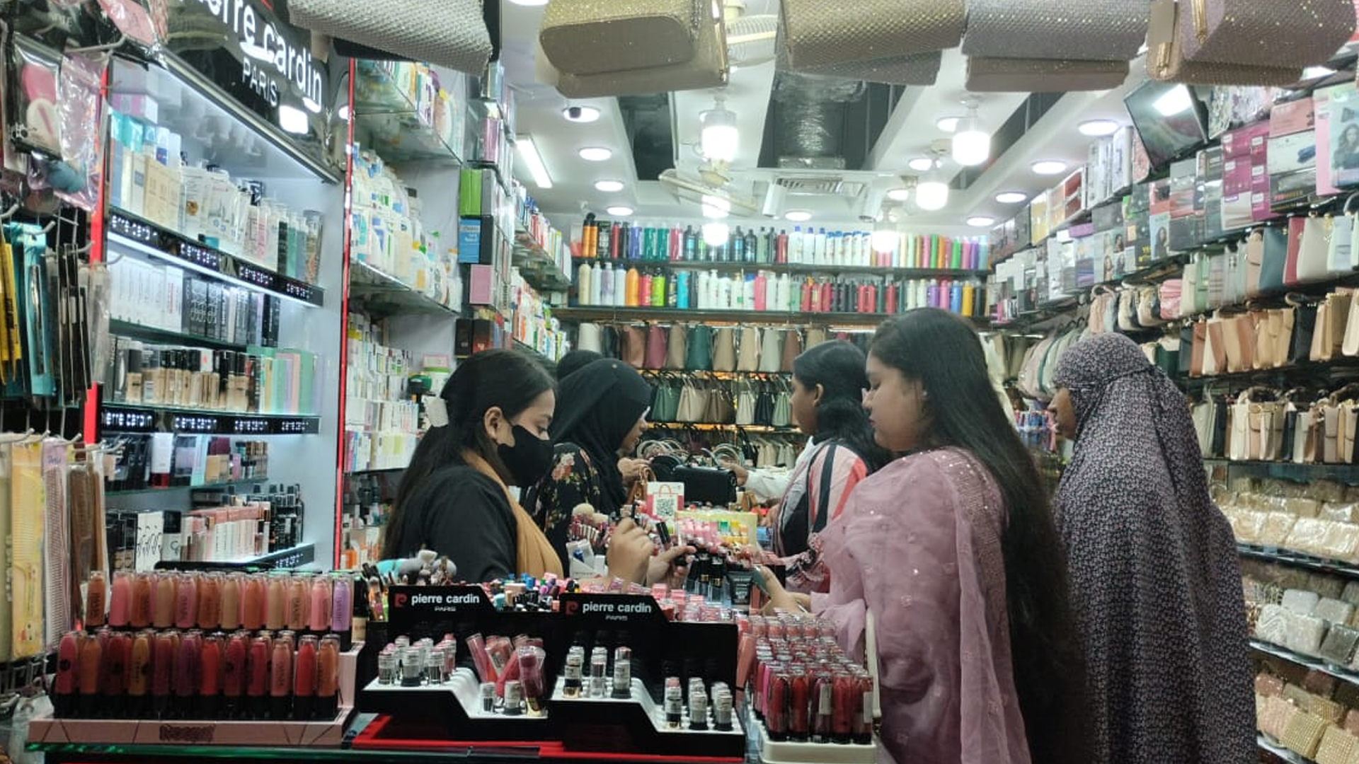 ঈদবাজারে বেড়েছে ক্রেতার চাপ, শেষ সময়ের কেনাকাটায় ব্যস্ত ঢাকাবাসী